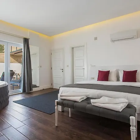 Villa Sleeps 6 With Pool And Air Con *
