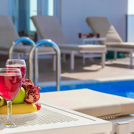 Villa Sleeps 6 With Pool And Air Con