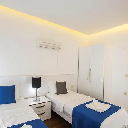 Sleeps 6 With Pool And Air Con