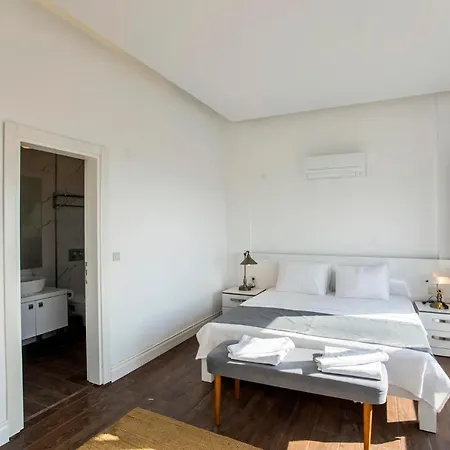 Villa Sleeps 6 With Pool And Air Con *