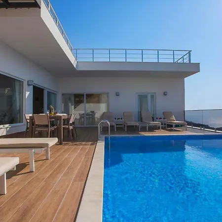 Villa Sleeps 6 With Pool And Air Con