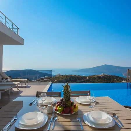 Sleeps 6 With Pool And Air Con