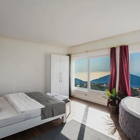 Sleeps 6 With Pool And Air Con