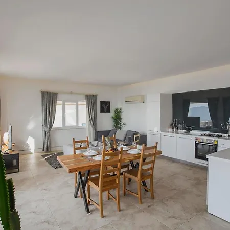 Sleeps 6 With Pool And Air Con Villa *